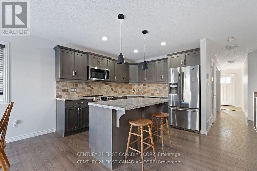 46 Westlake Drive, St. Thomas, ON - Indoor Photo Showing Kitchen With Upgraded Kitchen