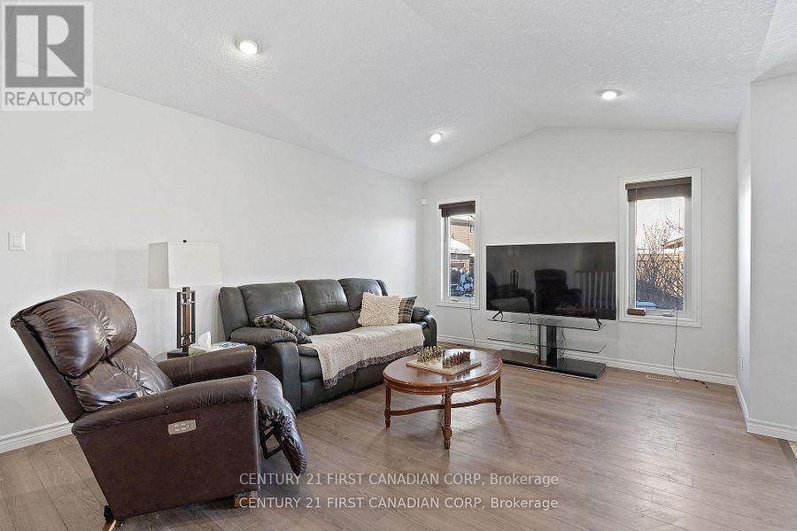 46 Westlake Drive, St. Thomas, ON - Indoor Photo Showing Living Room