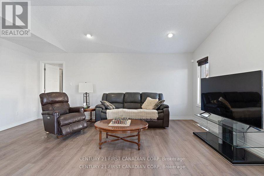 46 Westlake Drive, St. Thomas, ON - Indoor Photo Showing Living Room