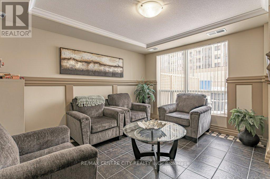 709 - 1030 Coronation Drive, London North (North I), ON - Indoor Photo Showing Living Room