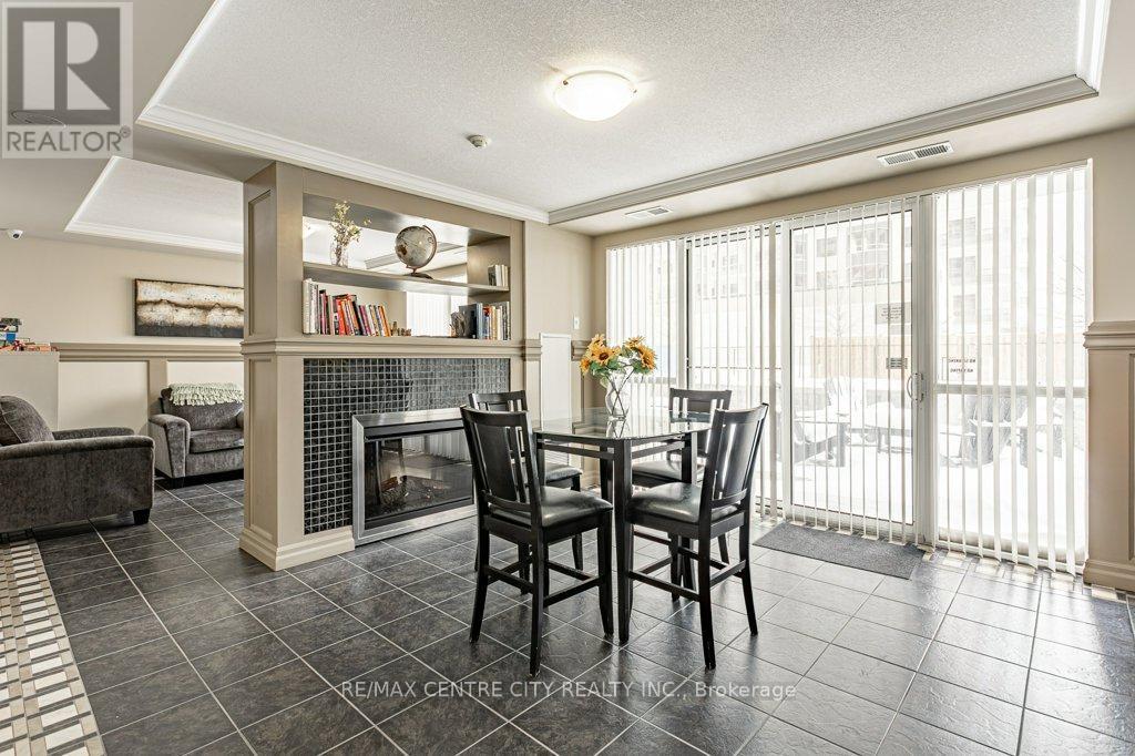709 - 1030 Coronation Drive, London North (North I), ON - Indoor Photo Showing Dining Room With Fireplace