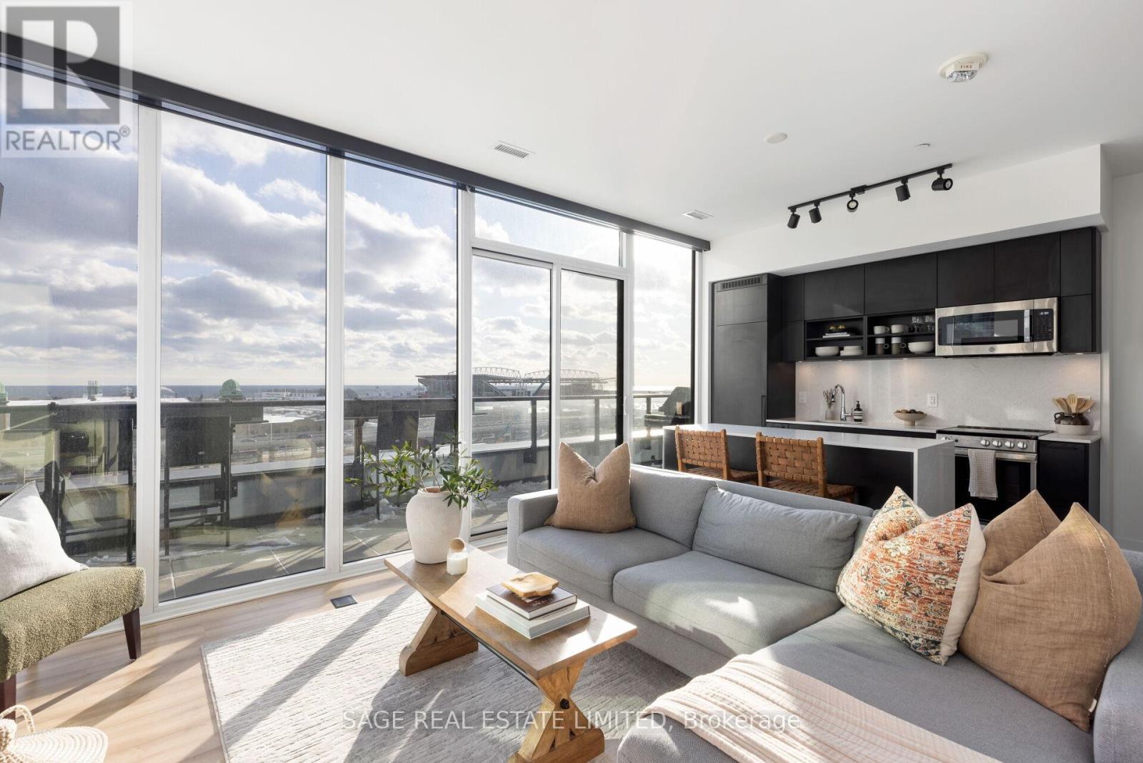715 - 135 East Liberty Street, Toronto, ON - Indoor Photo Showing Living Room