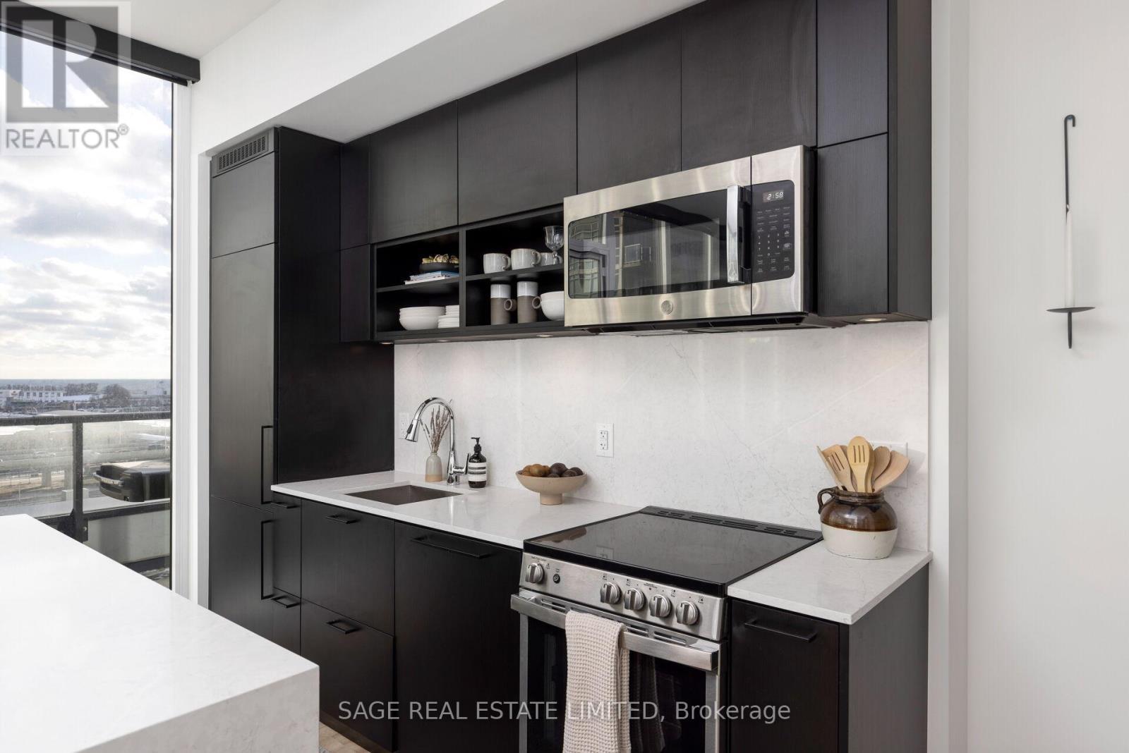 715 - 135 East Liberty Street, Toronto, ON - Indoor Photo Showing Kitchen With Upgraded Kitchen