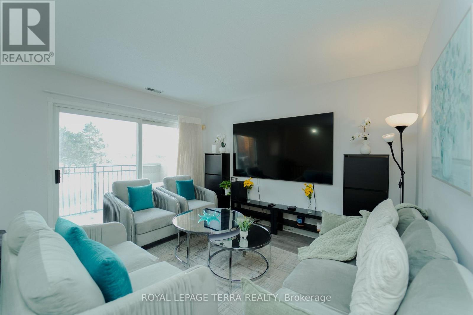 702 - 1400 The Esplanade N, Pickering, ON - Indoor Photo Showing Living Room