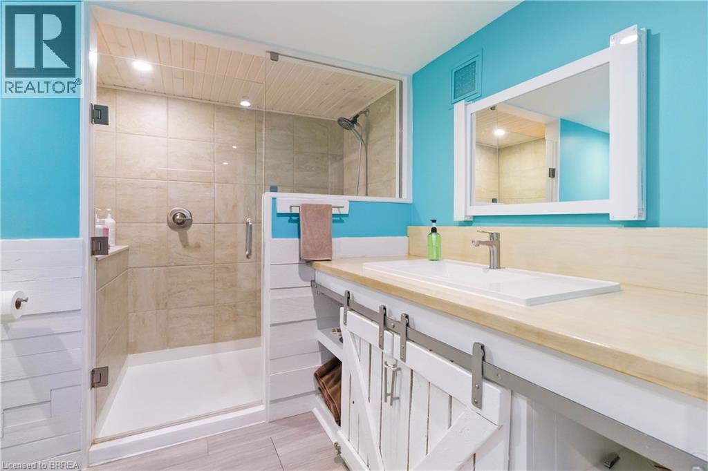 13 Barnes Avenue, Brantford, ON - Indoor Photo Showing Bathroom