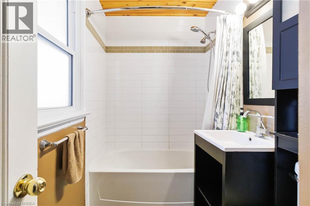 13 Barnes Avenue, Brantford, ON - Indoor Photo Showing Bathroom