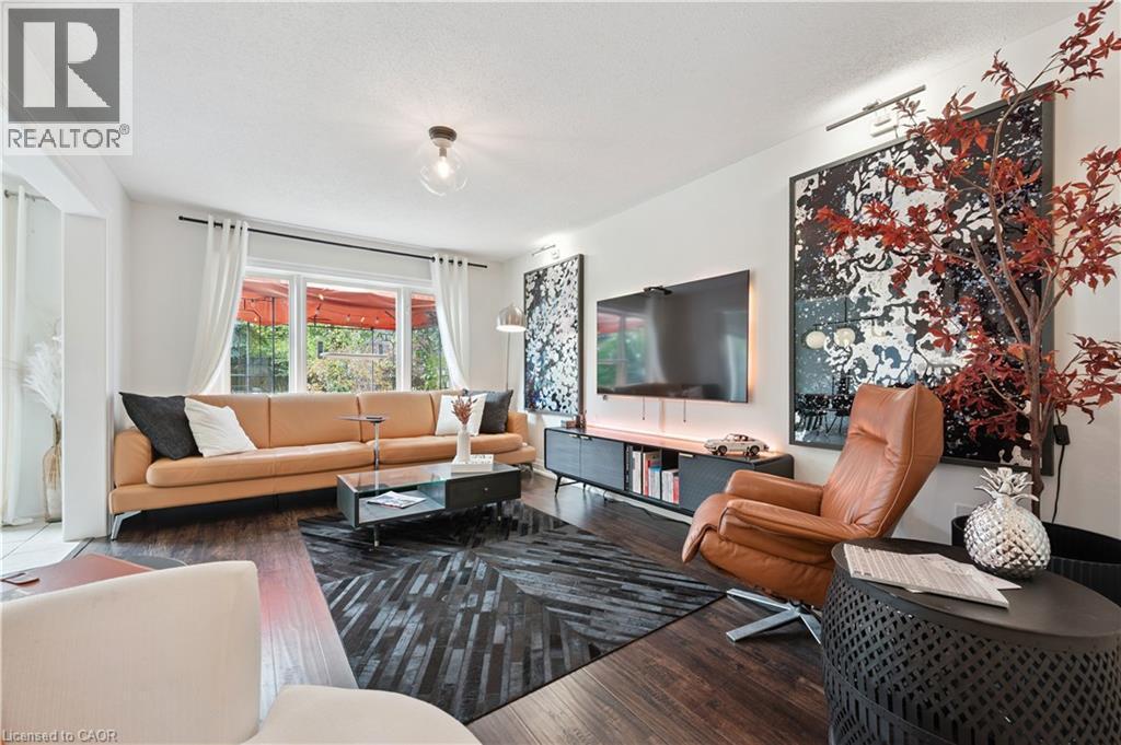 140 Veronica Drive, Kitchener, ON - Indoor Photo Showing Living Room