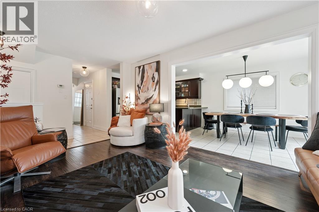 140 Veronica Drive, Kitchener, ON - Indoor Photo Showing Living Room