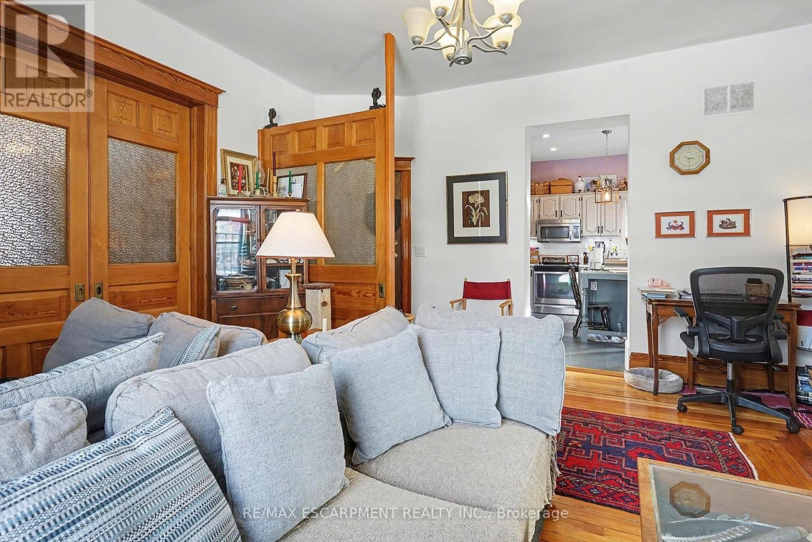 1316 King Street E, Hamilton, ON - Indoor Photo Showing Living Room