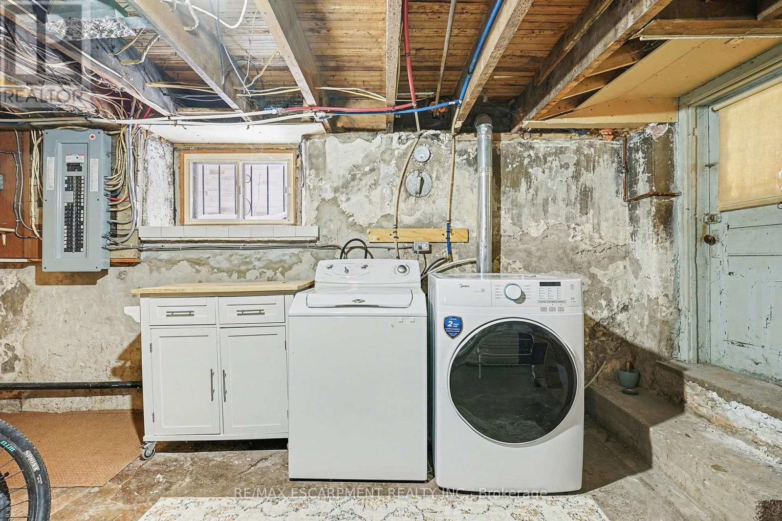 1316 King Street E, Hamilton, ON - Indoor Photo Showing Laundry Room