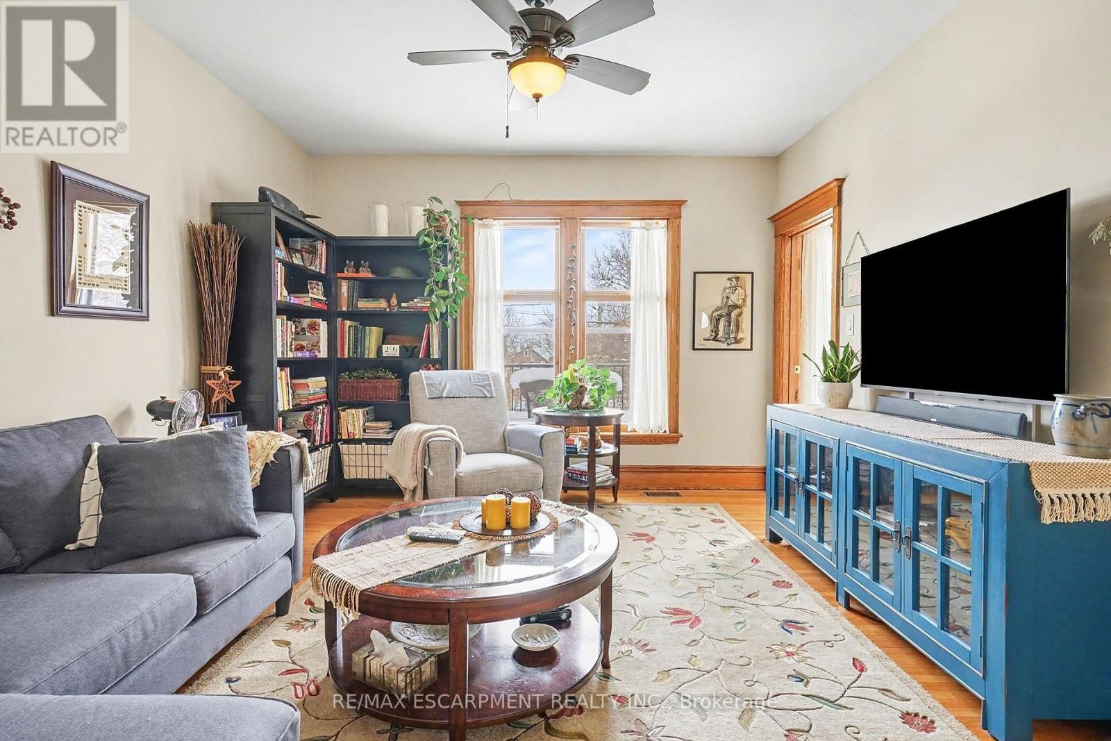 1316 King Street E, Hamilton, ON - Indoor Photo Showing Living Room