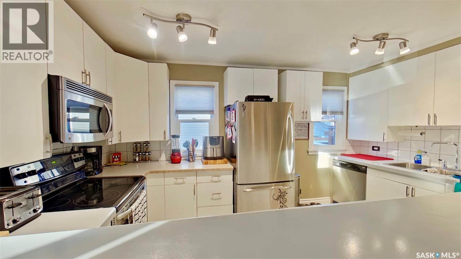 45 Ingersoll Crescent, Regina, SK - Indoor Photo Showing Kitchen With Double Sink