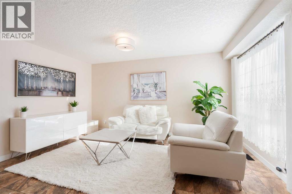 25 Cranwell Place Se, Calgary, AB - Indoor Photo Showing Living Room