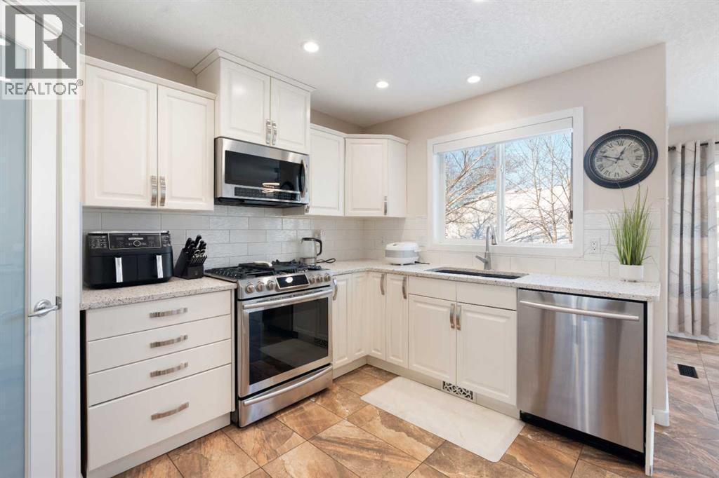 25 Cranwell Place Se, Calgary, AB - Indoor Photo Showing Kitchen With Upgraded Kitchen