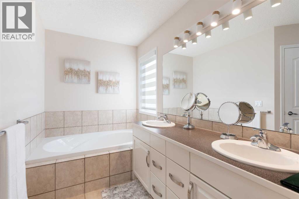 25 Cranwell Place Se, Calgary, AB - Indoor Photo Showing Bathroom