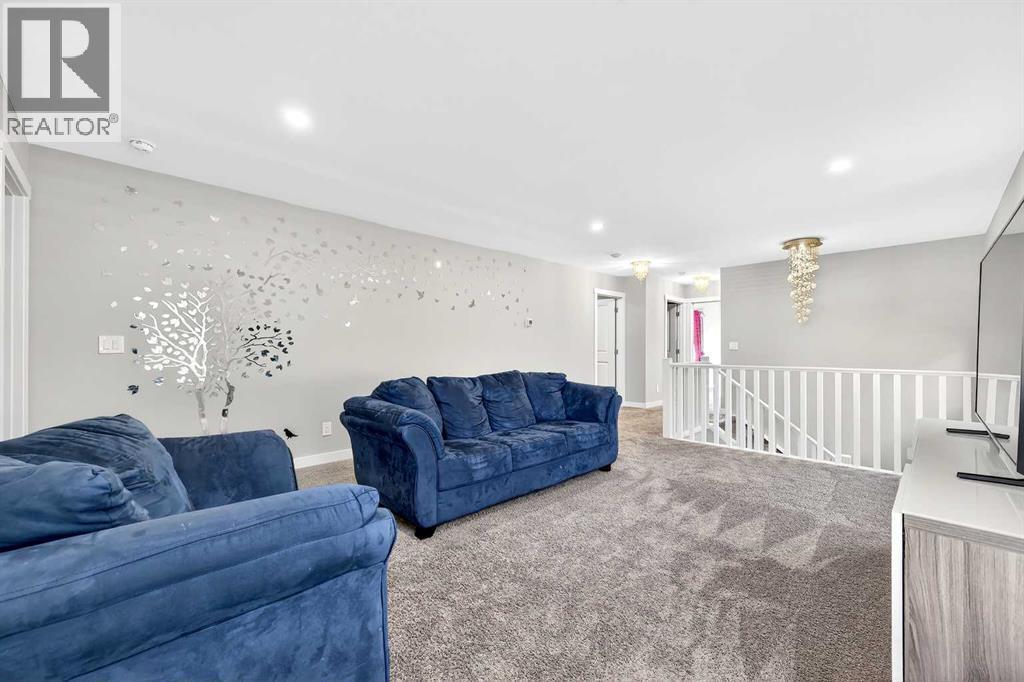 37 Evansfield Manor Nw, Calgary, AB - Indoor Photo Showing Living Room