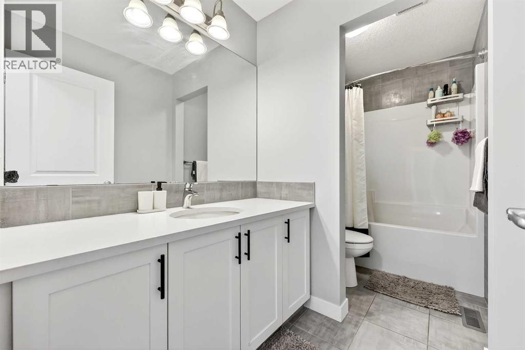 37 Evansfield Manor Nw, Calgary, AB - Indoor Photo Showing Bathroom