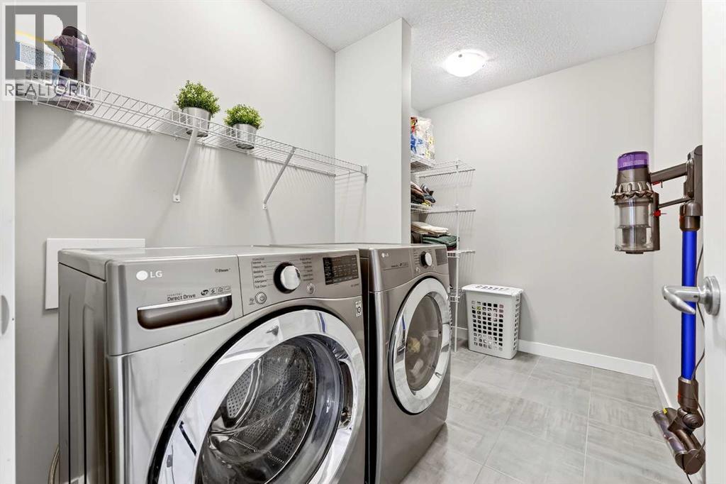 37 Evansfield Manor Nw, Calgary, AB - Indoor Photo Showing Laundry Room