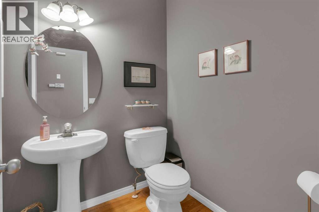 53 Scimitar Heath Nw, Calgary, AB - Indoor Photo Showing Bathroom