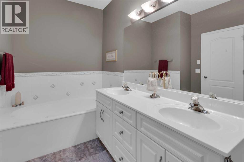 53 Scimitar Heath Nw, Calgary, AB - Indoor Photo Showing Bathroom