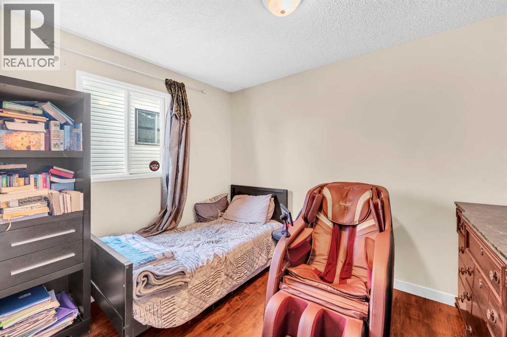 120 Castlebrook Rise Ne, Calgary, AB - Indoor Photo Showing Bedroom