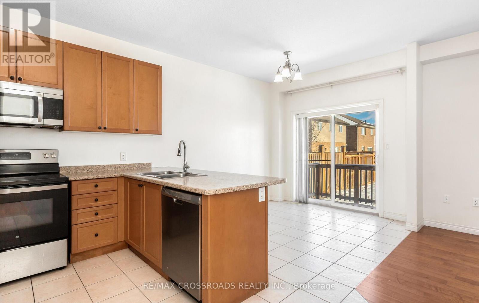7 Colorado Boulevard, Hamilton, ON - Indoor Photo Showing Kitchen With Double Sink