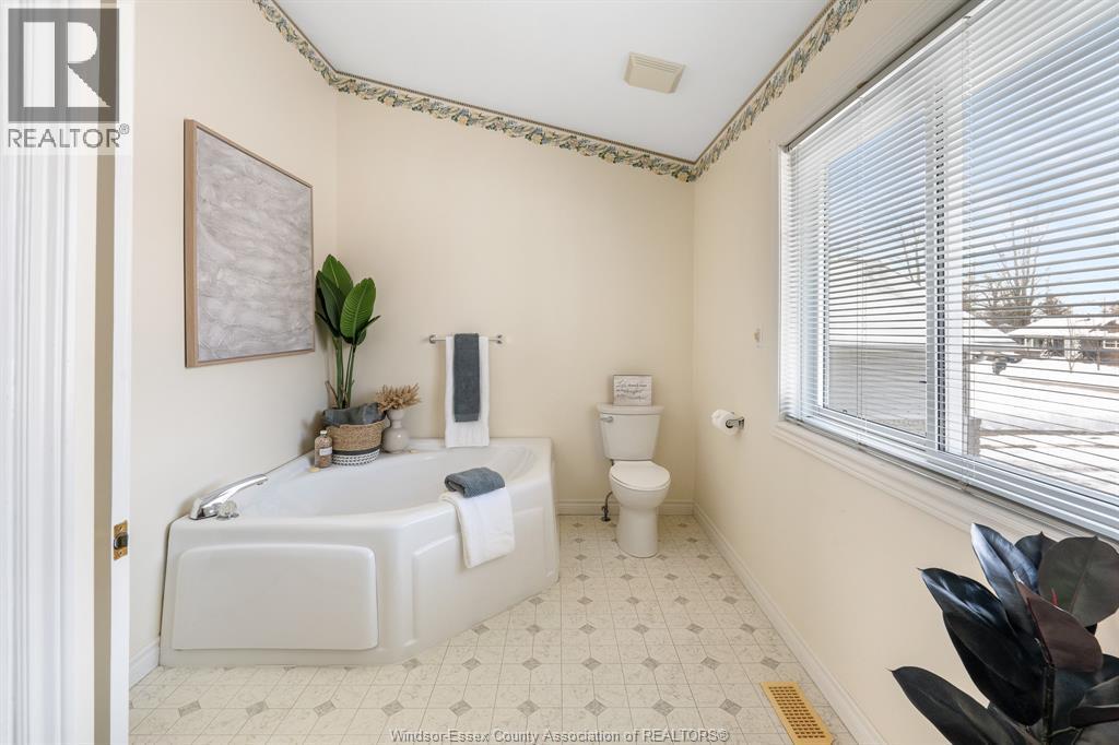 70 Middleton Line, Wheatley, ON - Indoor Photo Showing Bathroom