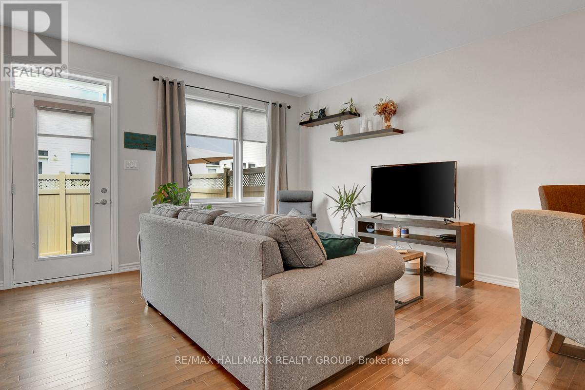 14 Darvoy Mews, Ottawa, ON - Indoor Photo Showing Living Room