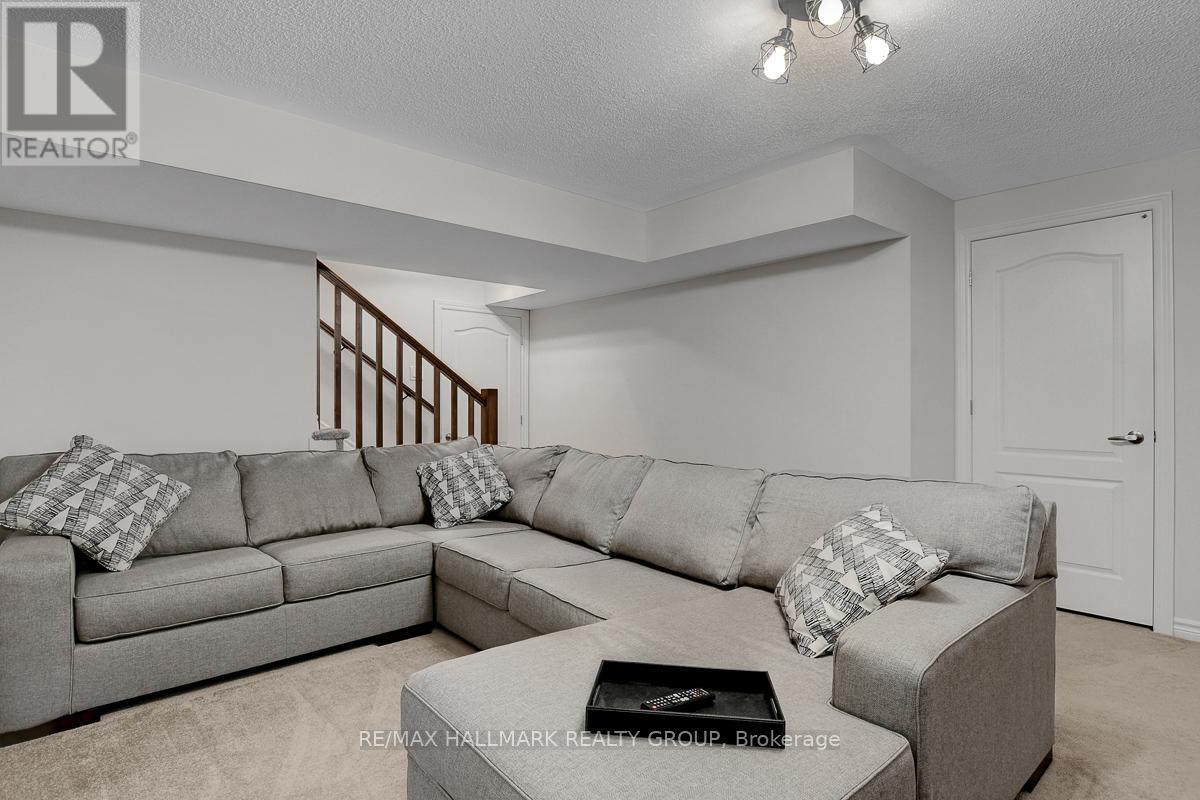 14 Darvoy Mews, Ottawa, ON - Indoor Photo Showing Living Room