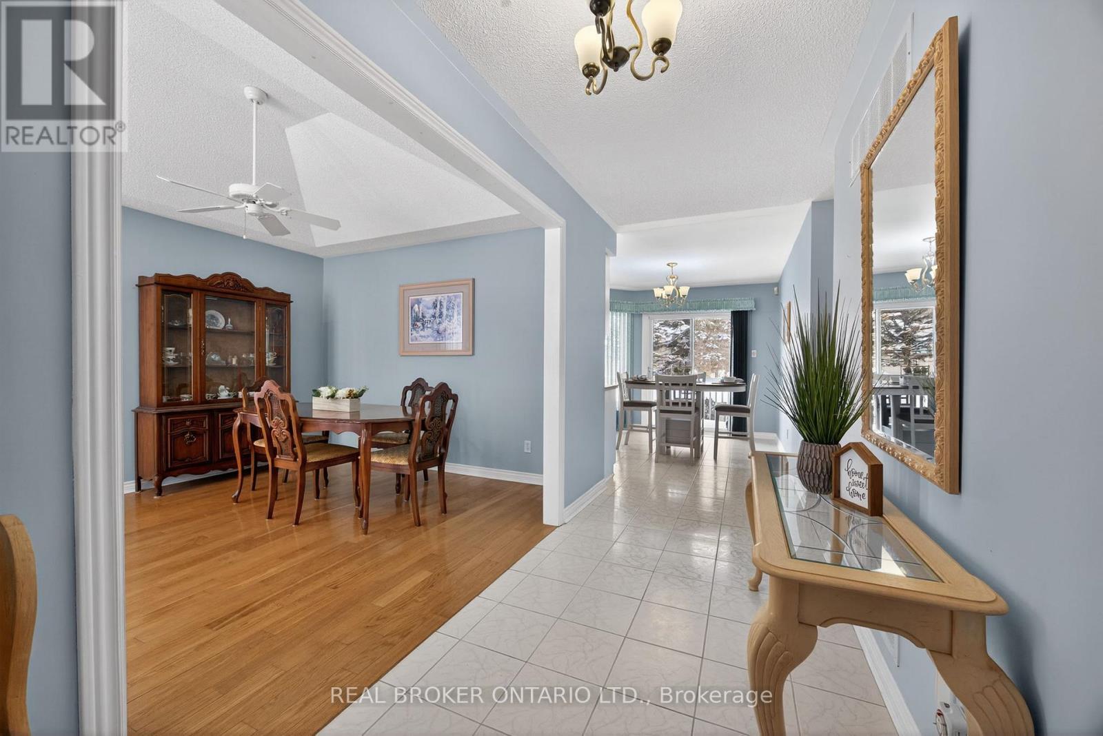 Large entry- no stairs - 9 Riverdale Drive, Wasaga Beach, ON - Indoor