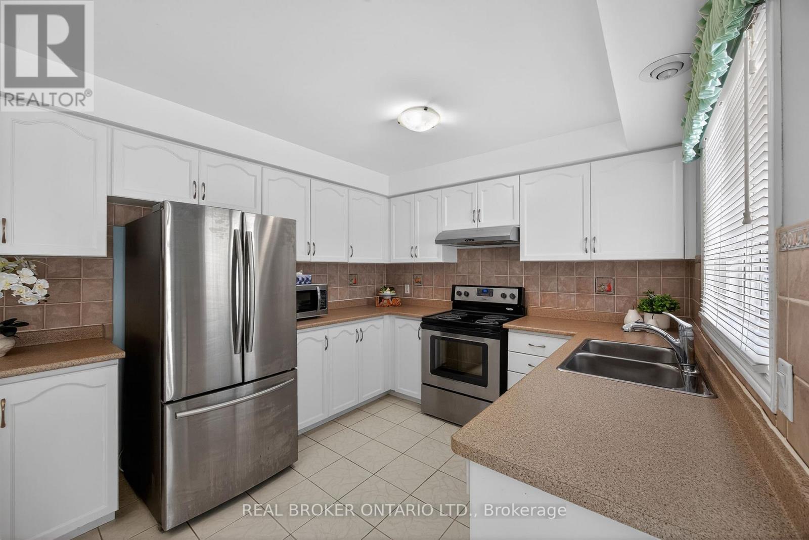 Loads of space in the kitchen - 9 Riverdale Drive, Wasaga Beach, ON - Indoor Photo Showing Kitchen With Double Sink