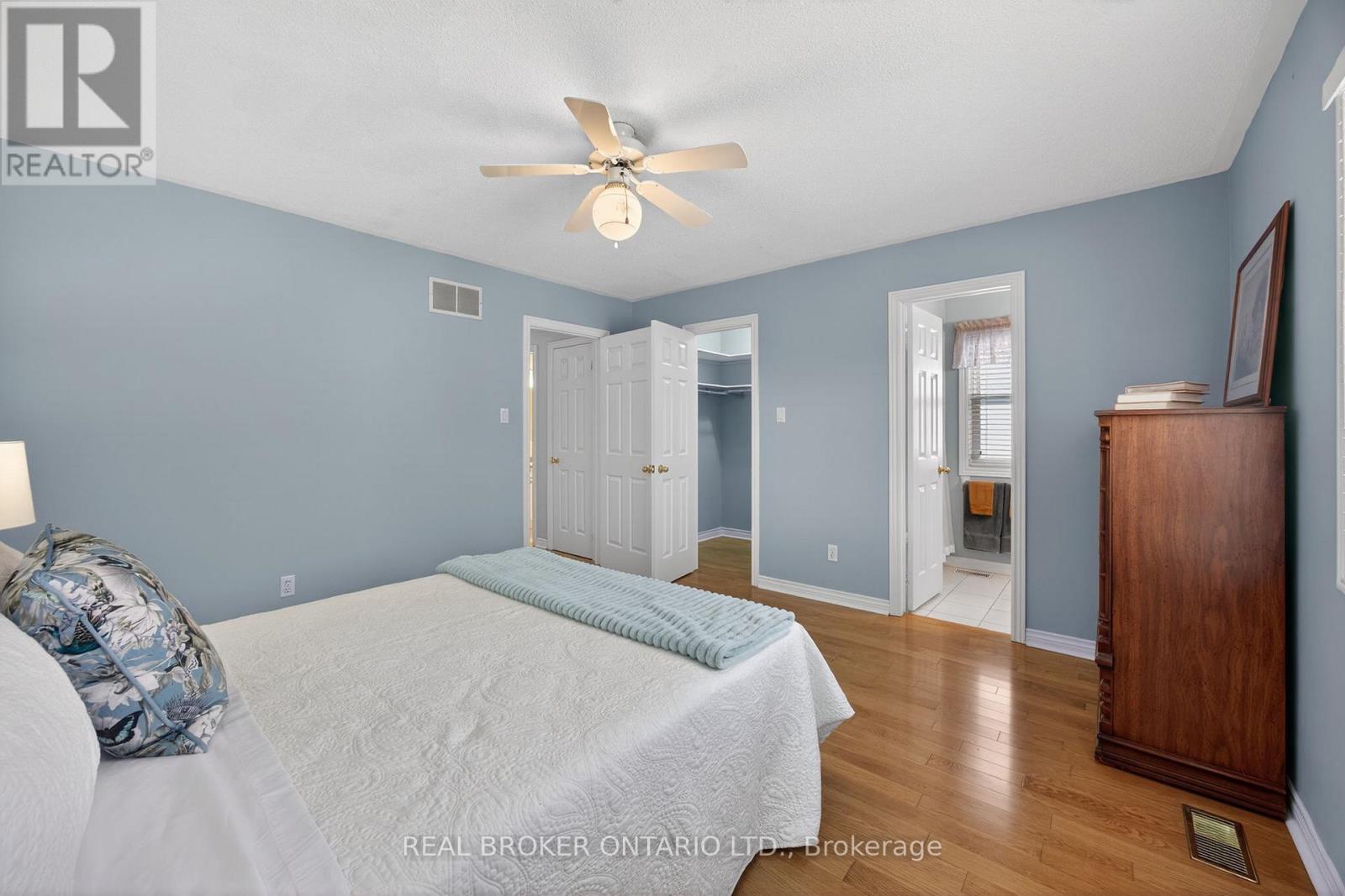 9 Riverdale Drive, Wasaga Beach, ON - Indoor Photo Showing Bedroom