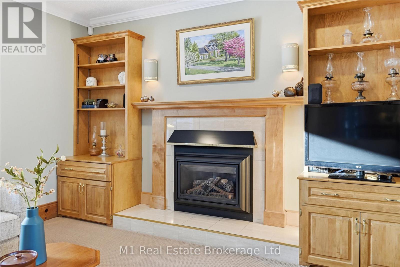 28 Weneil Drive, Hamilton (Freelton), ON - Indoor Photo Showing Living Room With Fireplace