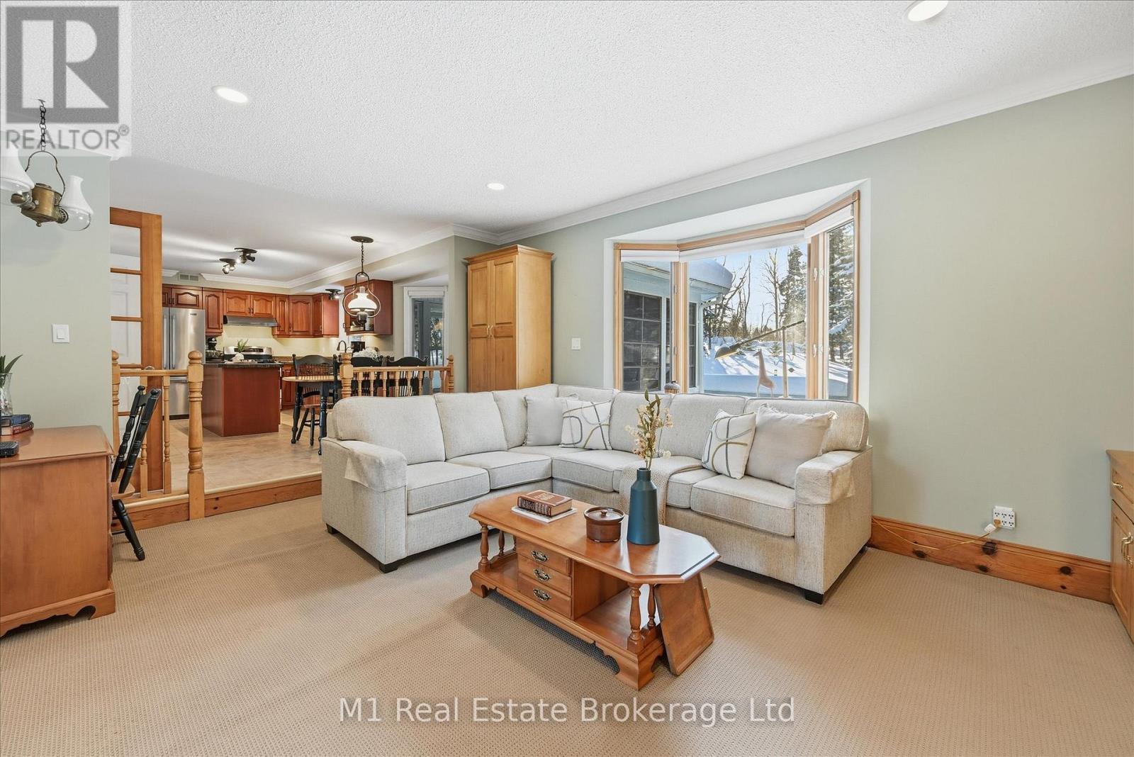 28 Weneil Drive, Hamilton (Freelton), ON - Indoor Photo Showing Living Room