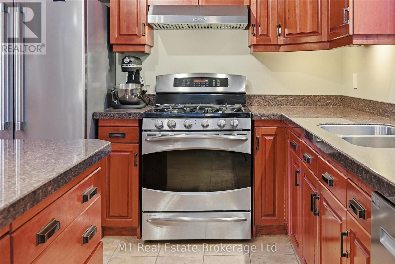 28 Weneil Drive, Hamilton (Freelton), ON - Indoor Photo Showing Kitchen With Double Sink