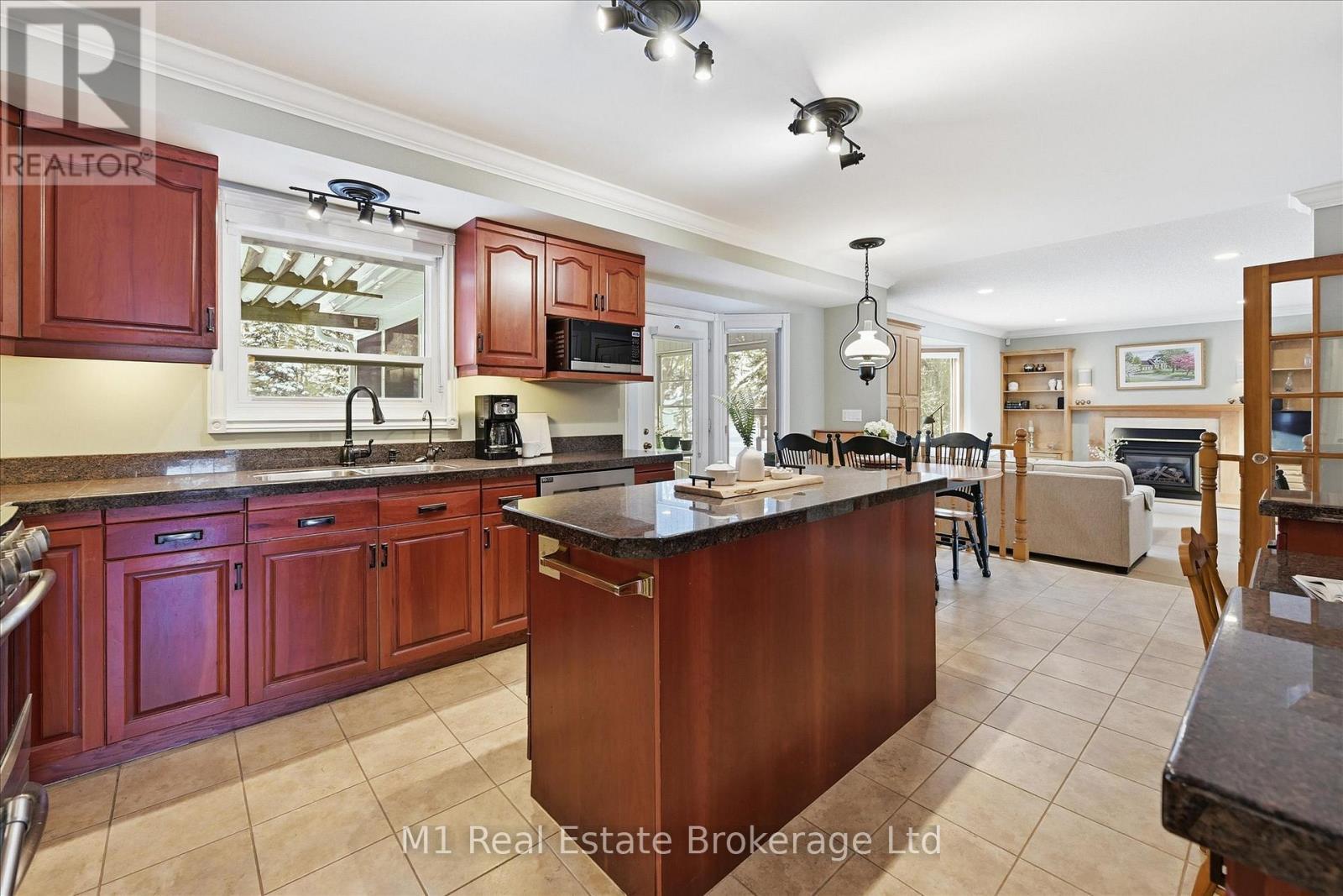 28 Weneil Drive, Hamilton (Freelton), ON - Indoor Photo Showing Kitchen
