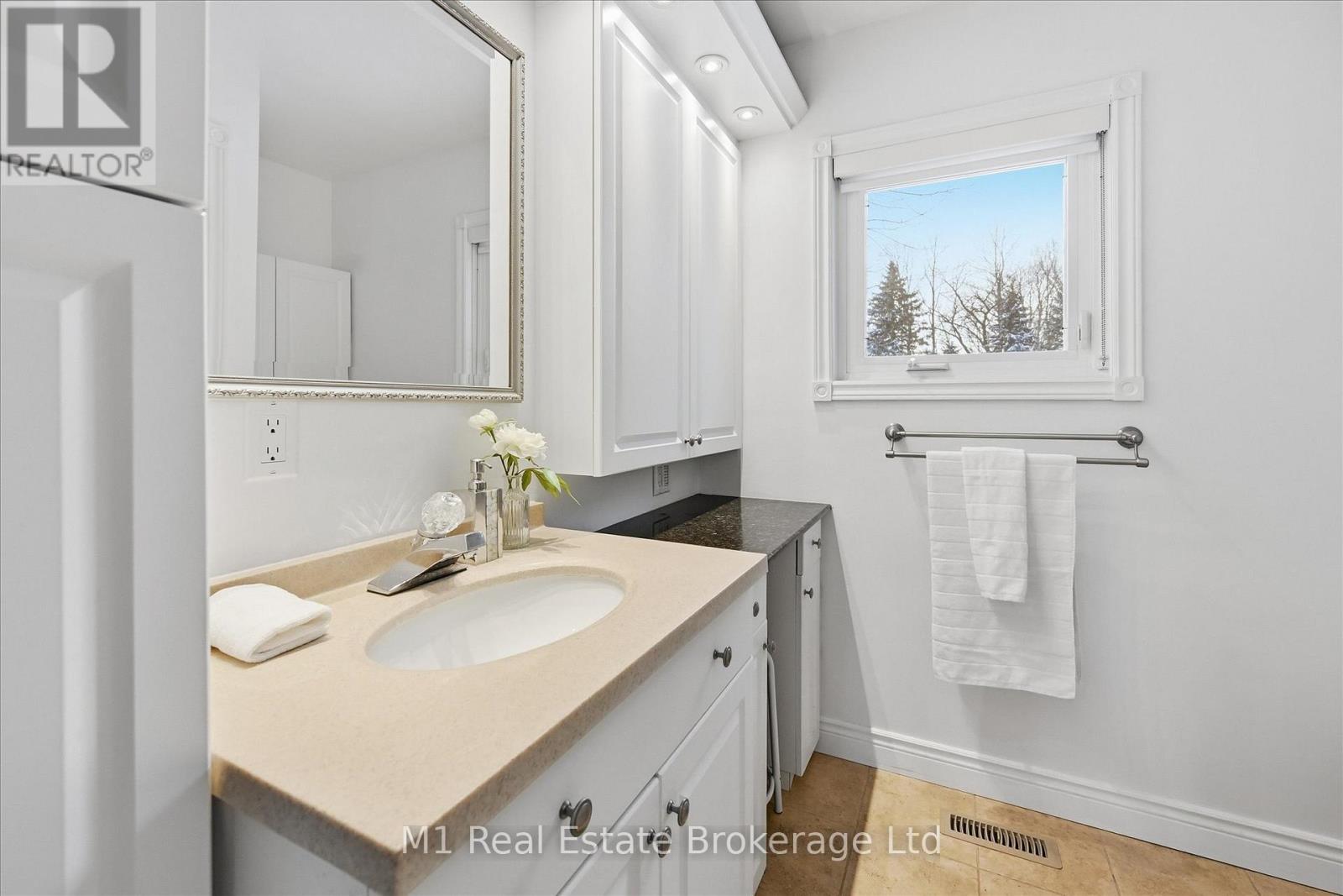 28 Weneil Drive, Hamilton (Freelton), ON - Indoor Photo Showing Bathroom