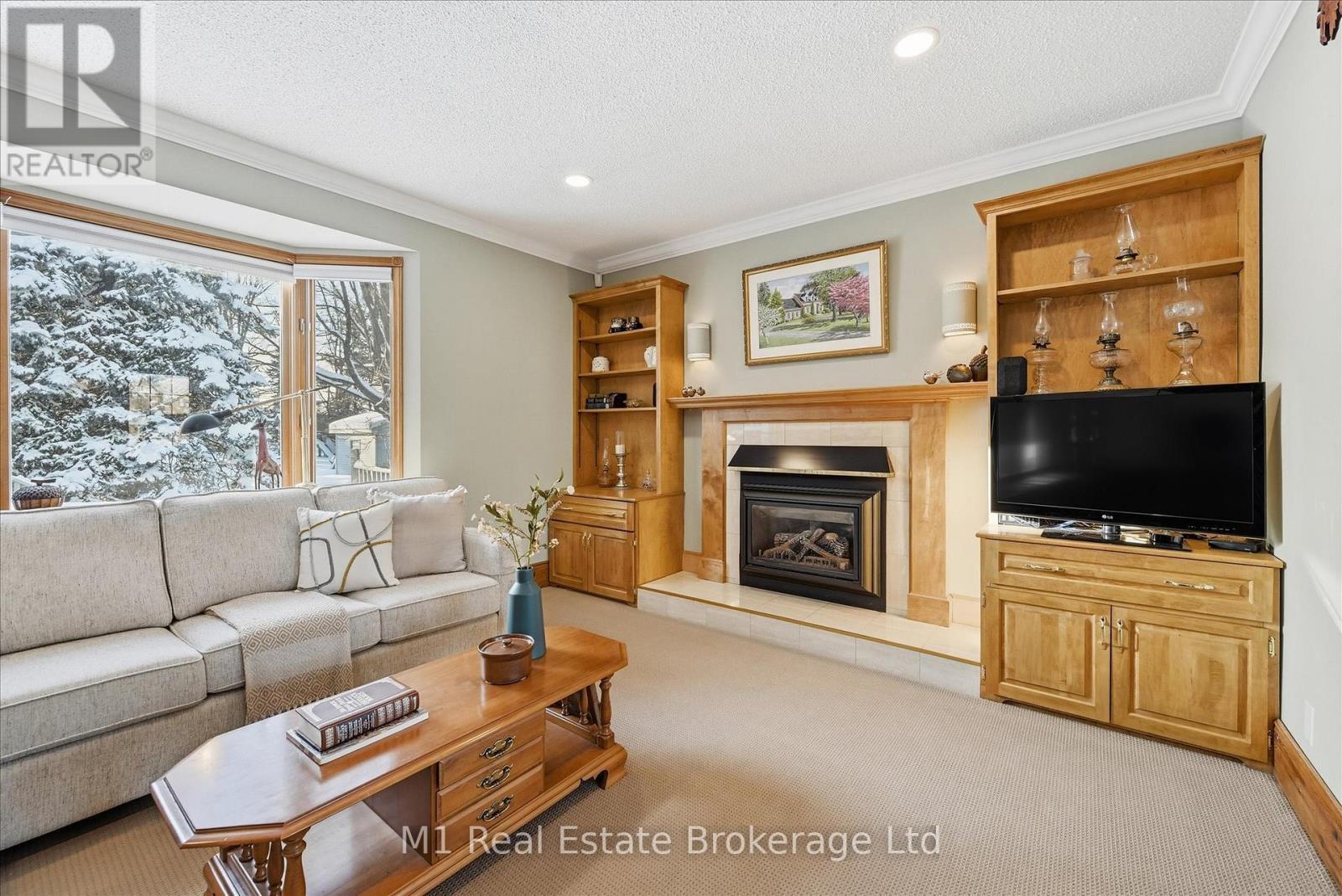 28 Weneil Drive, Hamilton (Freelton), ON - Indoor Photo Showing Living Room With Fireplace