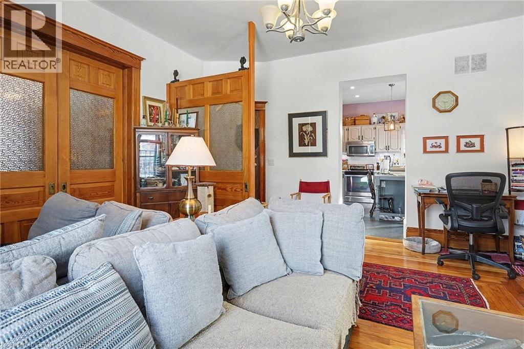 1316 E King Street E, Hamilton, ON - Indoor Photo Showing Living Room