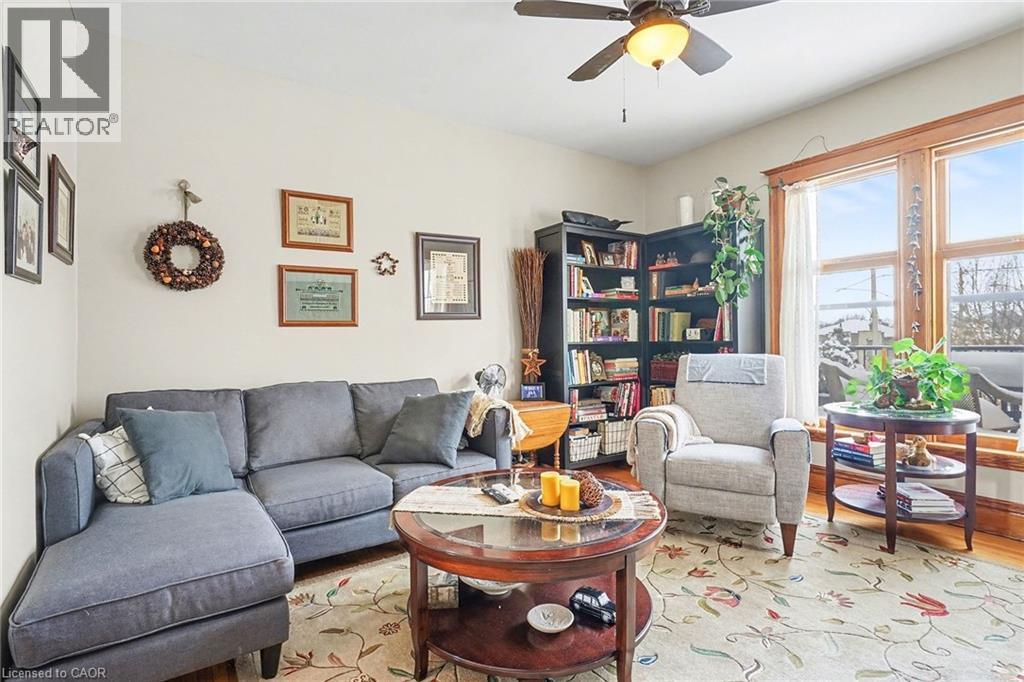 1316 E King Street E, Hamilton, ON - Indoor Photo Showing Living Room