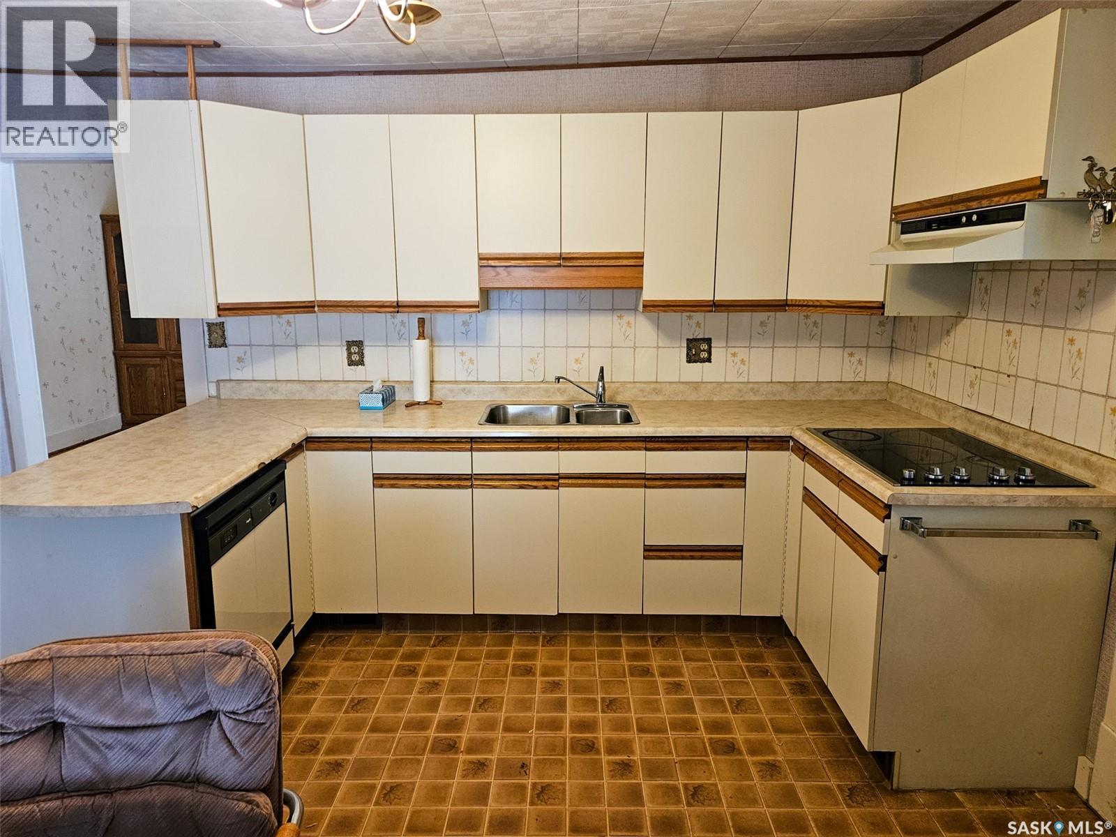 404 Brownlee Street, Herbert, SK - Indoor Photo Showing Kitchen With Double Sink