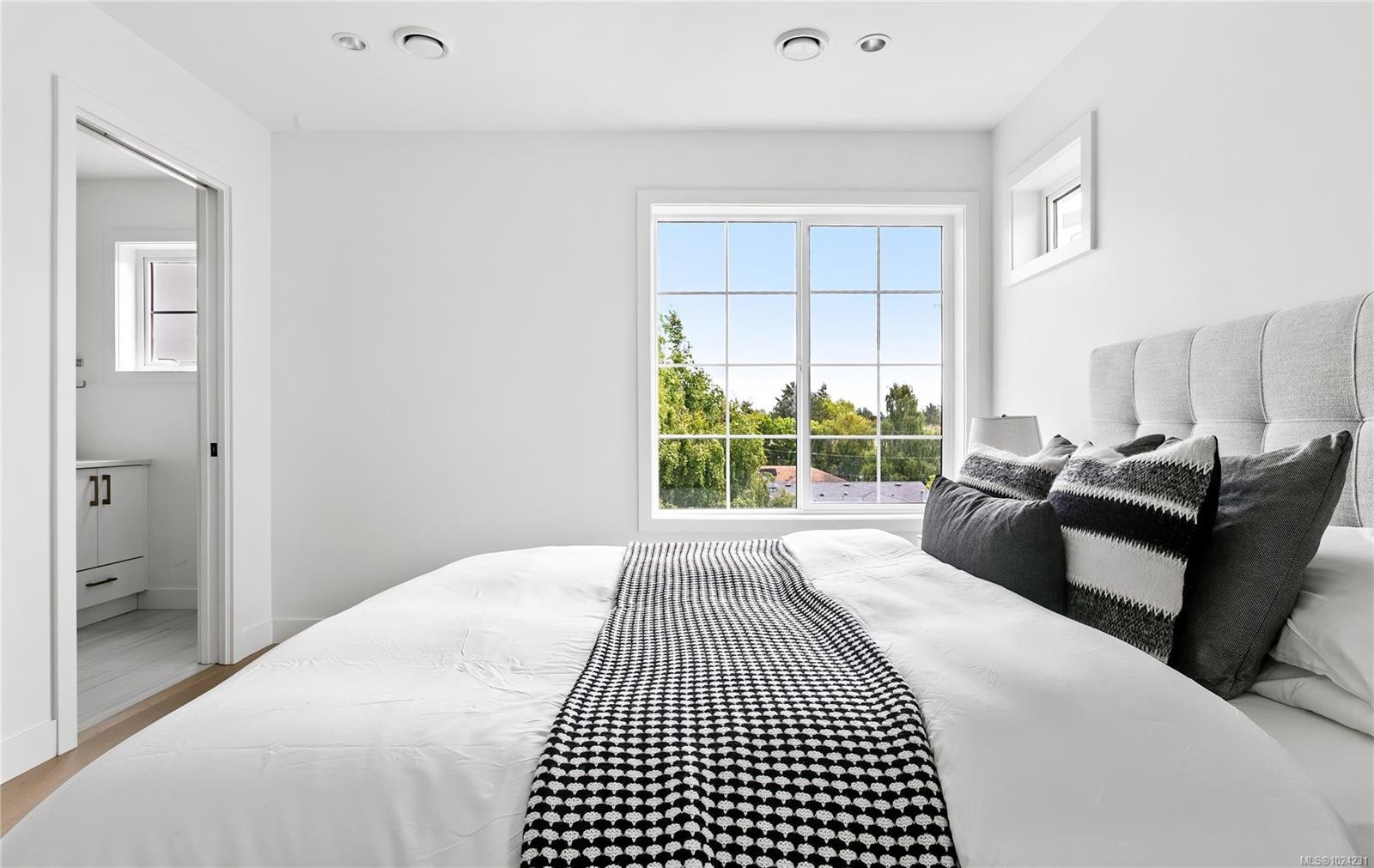 U10-3907 Cedar Hill Rd, Saanich, BC