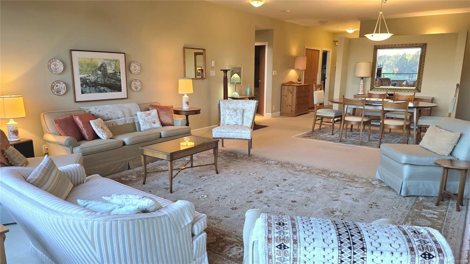 108-5329 Cordova Bay Rd, Saanich, BC - Indoor Photo Showing Living Room