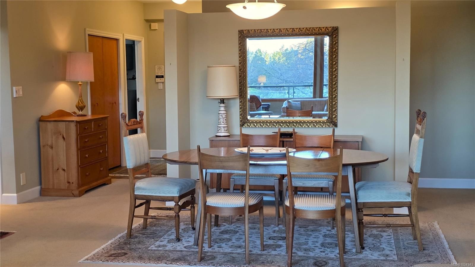 108-5329 Cordova Bay Rd, Saanich, BC - Indoor Photo Showing Dining Room