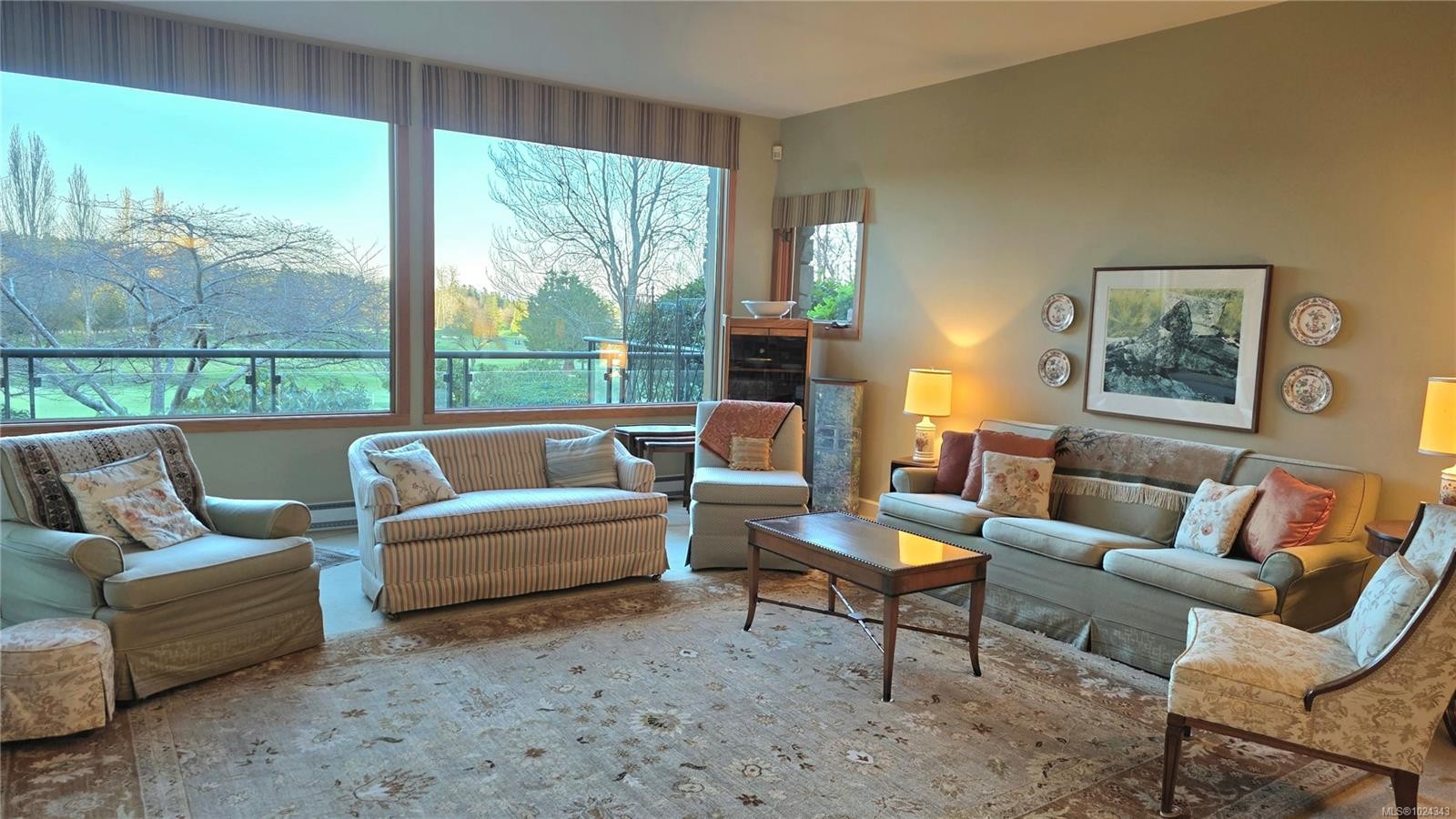 108-5329 Cordova Bay Rd, Saanich, BC - Indoor Photo Showing Living Room
