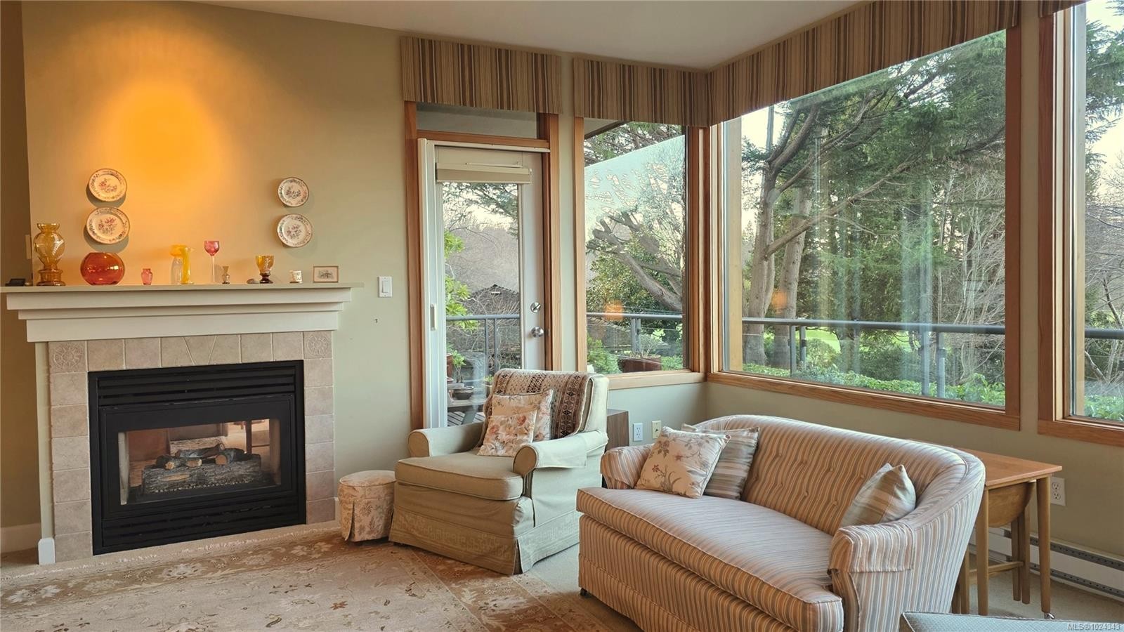 108-5329 Cordova Bay Rd, Saanich, BC - Indoor Photo Showing Living Room With Fireplace