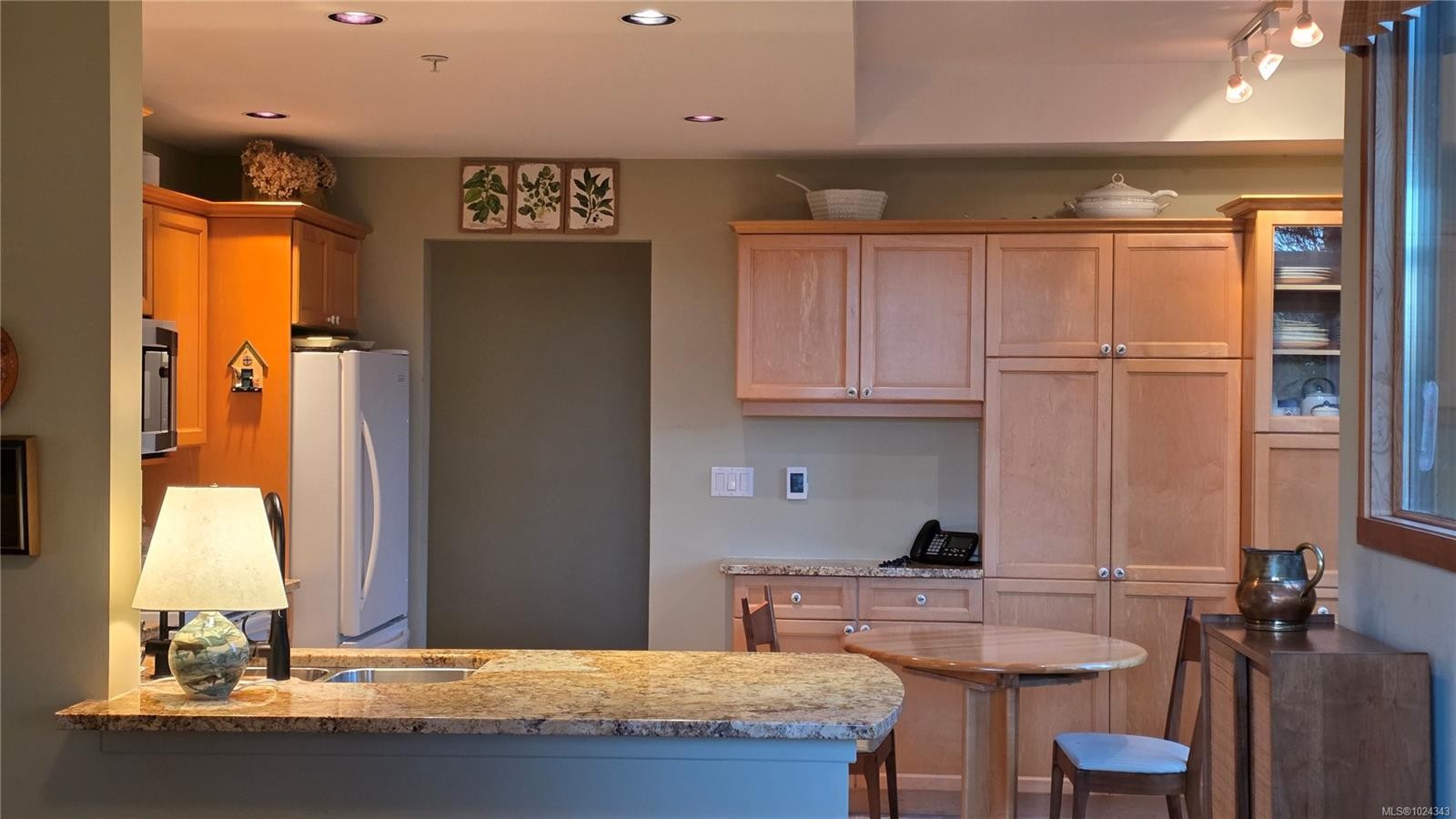 108-5329 Cordova Bay Rd, Saanich, BC - Indoor