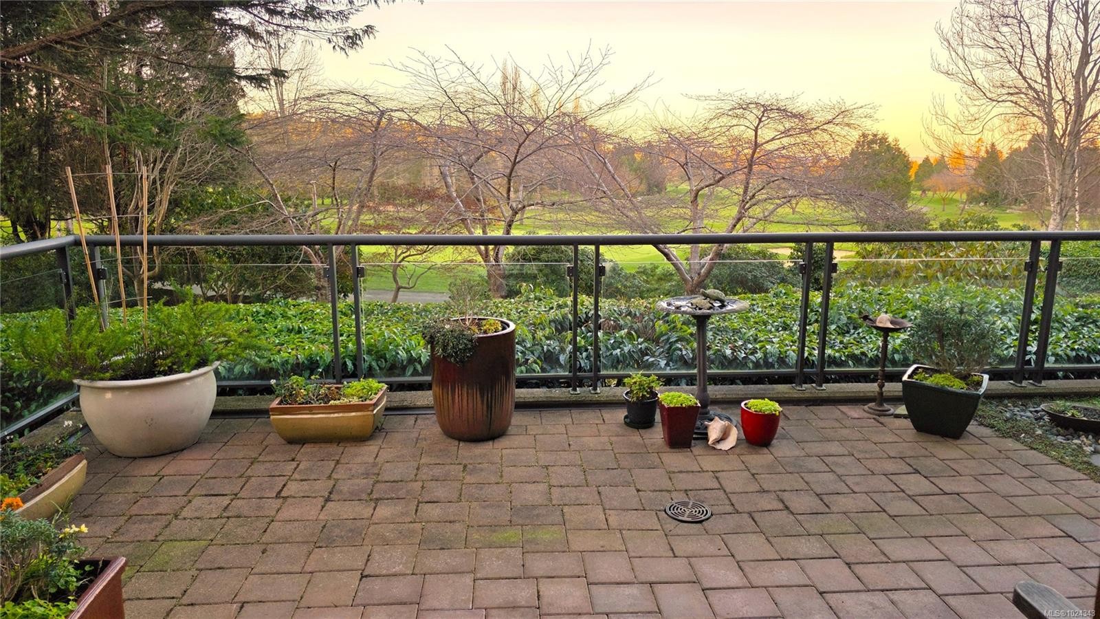 108-5329 Cordova Bay Rd, Saanich, BC - Outdoor