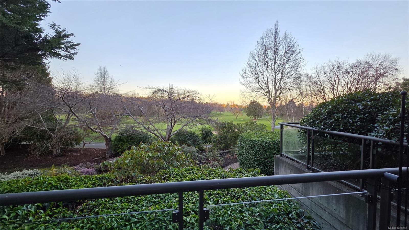 108-5329 Cordova Bay Rd, Saanich, BC - Outdoor