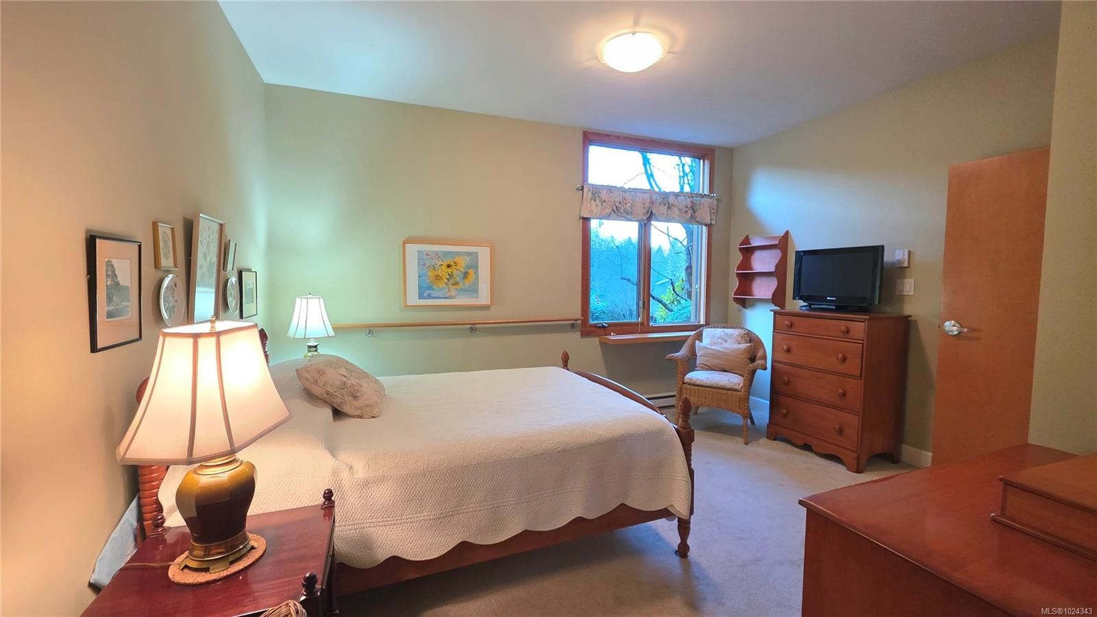 108-5329 Cordova Bay Rd, Saanich, BC - Indoor Photo Showing Bedroom